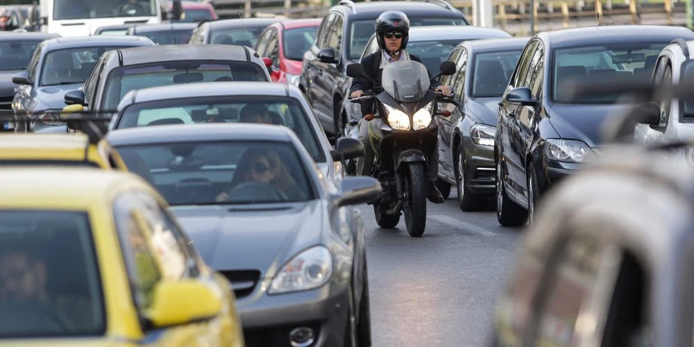 Απίστευτο μποτιλιάρισμα στην Παραλιακή λόγω τροχαίου με πούλμαν, λεωφορείο και βαν